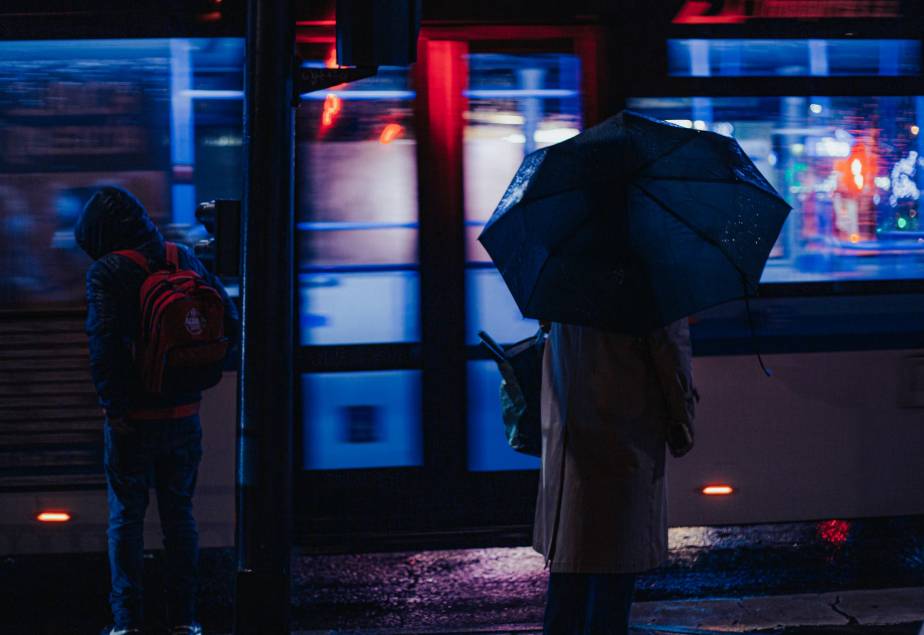 ilustrasi hujan di malam hari (unsplash.com/Leo Jaerisch)